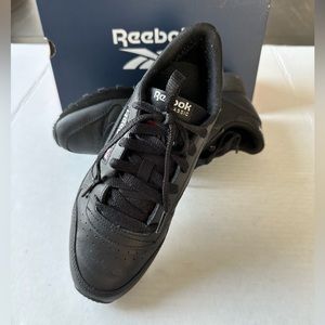 Reebok Classic Black Leather Running Shoes. Unisex. Size 5